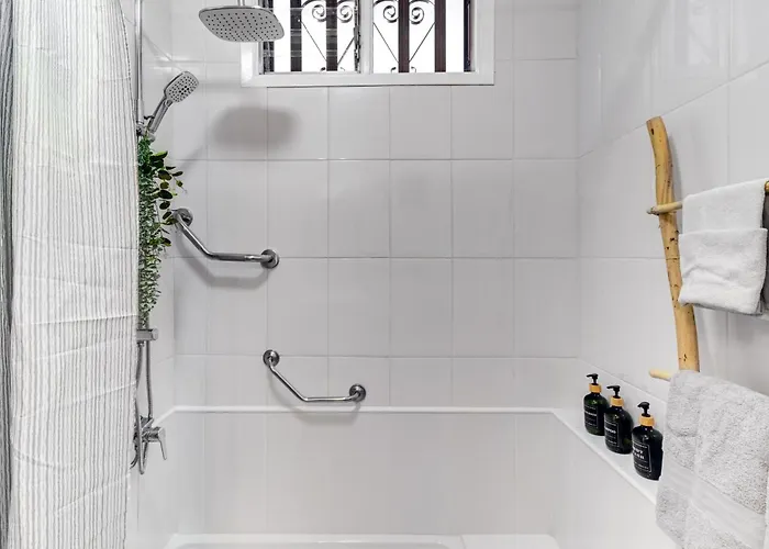 7 Min L Pool L Wifi L Sunbeds L Kid Friendly Apartment *